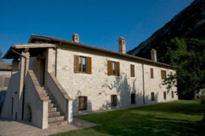 Casa ridente nella valle del Menotre con giardino